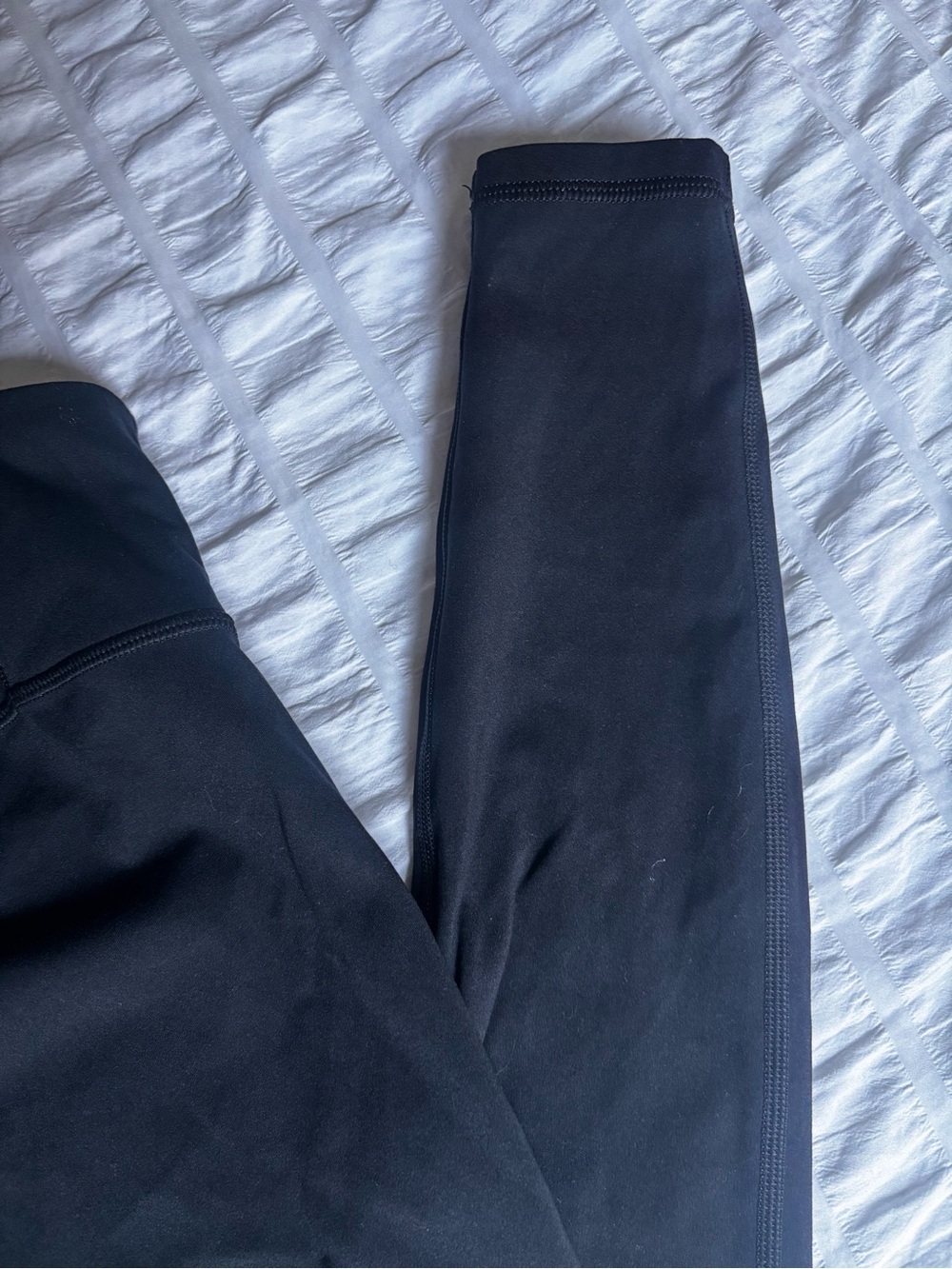 Fabletics Motion 365 Black Leggings criss cross back pocket. No front seam - Picture 4 of 7